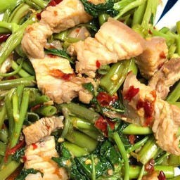 ผัดผักบุ้งหมูสามชั้นราดข้าว