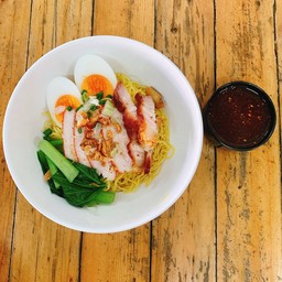 บะหมี่หมูแดงหมูกรอบ