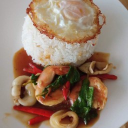 กระเพราทะลไข่เาว