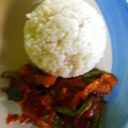 ข้าวผัดพริกแกงขาหมู