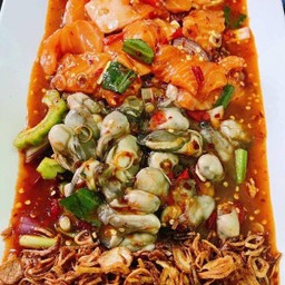 ยำแซลมอนนางรมทรงเครื่อง