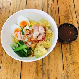 บะหมี่เกี๊ยวหมูแดงและหมูกรอบ