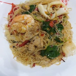 กะเพราเส้นหมี่รวมมิตร