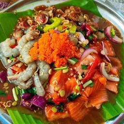 ยำกุ้งสดแซลมอนหอยแครง (ยำปลาร้า)