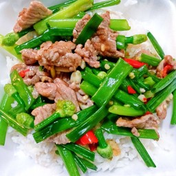 ข้าวราดผัดดอกหอมหมูชิ้น