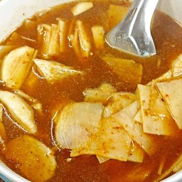 แกงส้มยอดมะพร้าวกุ้ง