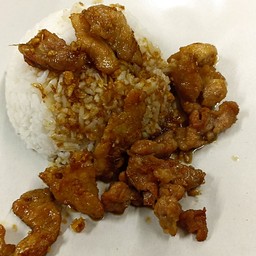 ข้าวราดผัดกระเทียมพริกไทย