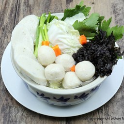 แกงจืดลูกชิ้นปลาสาหร่ายทะเลผักกาดขาว