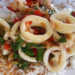 กระเพราปลาหมึก