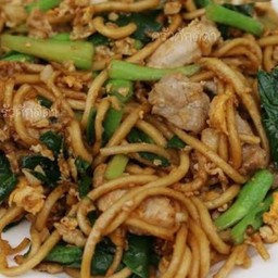 หมี่เหลืองผัดซีอิ๊วหมู