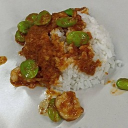 ข้าวราดสะตอผัดพริกแกง