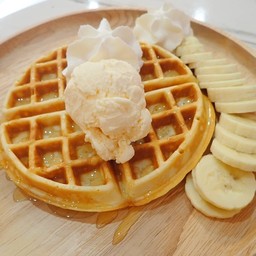 อเมริกันวาฟเฟิลกล้วยหอม ไอศกรีมซอสน้ำผึ้ง