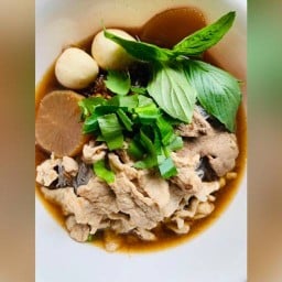 ก๋วยเตี๋ยวคุณย่า ม.กรุงเทพตึกเพชร