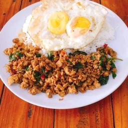 ข้าวกระเพาไก่ ไข่ดาว