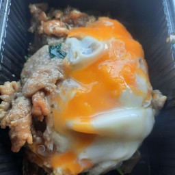 ผัดซีอิ๊วหมี่กรอบเพิ่มไข่เยิ้ม