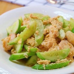 ผัดแตงกวาใส่ไข่ราดข้าว