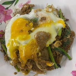 ผัดซีอิ๊วเส้นหมี่เพิ่มไข่เยิ้ม