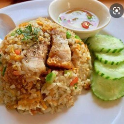 ข้าวผัดหมูกรอบ