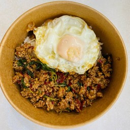 กะเพราหมูราดข้าว