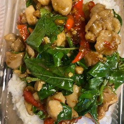 ไก่ผัดใบโหระพาราดข้าว