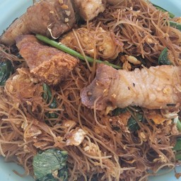 ผัดซีอิ๊วเส้นหมี่หมูกรอบ