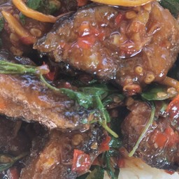 พริกแกงปลาดุกกรอบ ราดข้าว