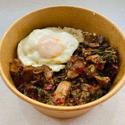 กะเพราเครื่องในไก่ราดข้าว