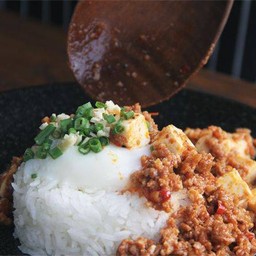 ข้าวราดหมูสับเต้าหู้ผัดพริกเสฉวน