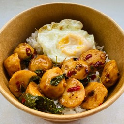 กะเพราลูกชิ้นหมูราดข้าว