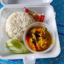 ผัดพริกแกง ปลาดุก ราดข้าว