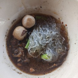 วุ้นเส้นเนื้อน้ำตก