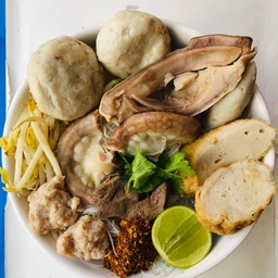 ก๋วยเตี๋ยวเครื่องในต้มยำหมู