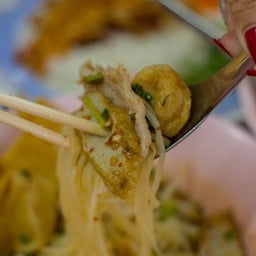 บะหมี่หมูกรอบ