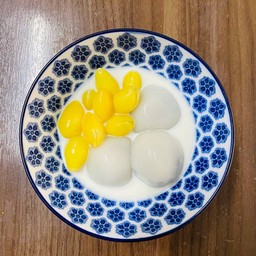 บัวลอยงาดำแป๊ะก๊วยนมสดร้อน