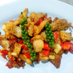 ผัดพริกเกลือหมูกรอบ