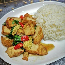 ข้าวกะเพราเต้าหู้ชิ้น
