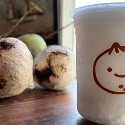 สมูทตี้มะพร้าวเผาใส่นมพร้อมเต๋ามะพร้าวหอมนุ่มนิ่ม