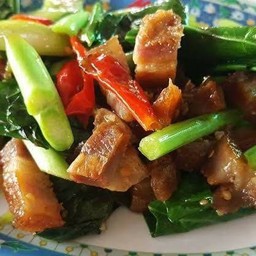 คะน้าหมูกรอบ