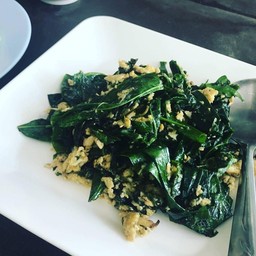 ใบเหรียงผัดไข่