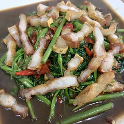 ผัดผักบุ้งไฟแดงหมูสามชั้นทอดกรอบ
