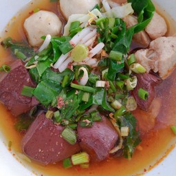 เกาเหลาเลือดหมูใส่หมูตุ๋นลูกชิ้นหอมเครื่องเทศสุดๆพิเศษสุดๆ