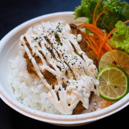 ข้าวไก่ทอดซอสซาวครีม