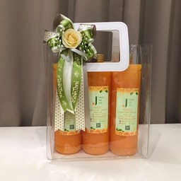 กิ๊ฟท์เซ็ต กระเป๋าใสใหญ่ น้ำส้มขวดใหญ่ 3 ขวด ติดโบว์ดอกไม้ริบบิ้นสวัสดีปีใหม่