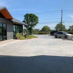 ลานจอดรถหน้าร้าน