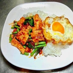 ข้าวหมูหมักผัดพริกแกง ไข่ดาว