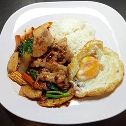 ข้าวราดผักรวมผัดพริกเผาไข่ดาว