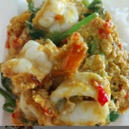 กุ้งปลาหมึกผัดผงกะหรี่เป็นกับข้าว