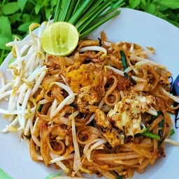 ผัดไทยบ้านตรอก ปูมไนส์ ลำปาง
