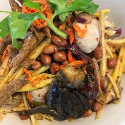 ยำมะม่วงหอยนางรมปูจืดปลากรอบ