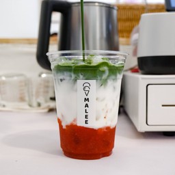 Uj matcha strawberry latte